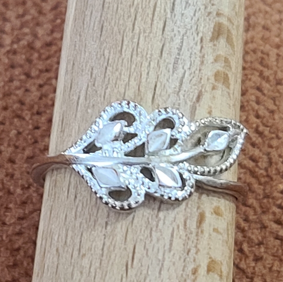 Vintage Jewelry - Delicate Sterling Silver Leaf Band Ring 925